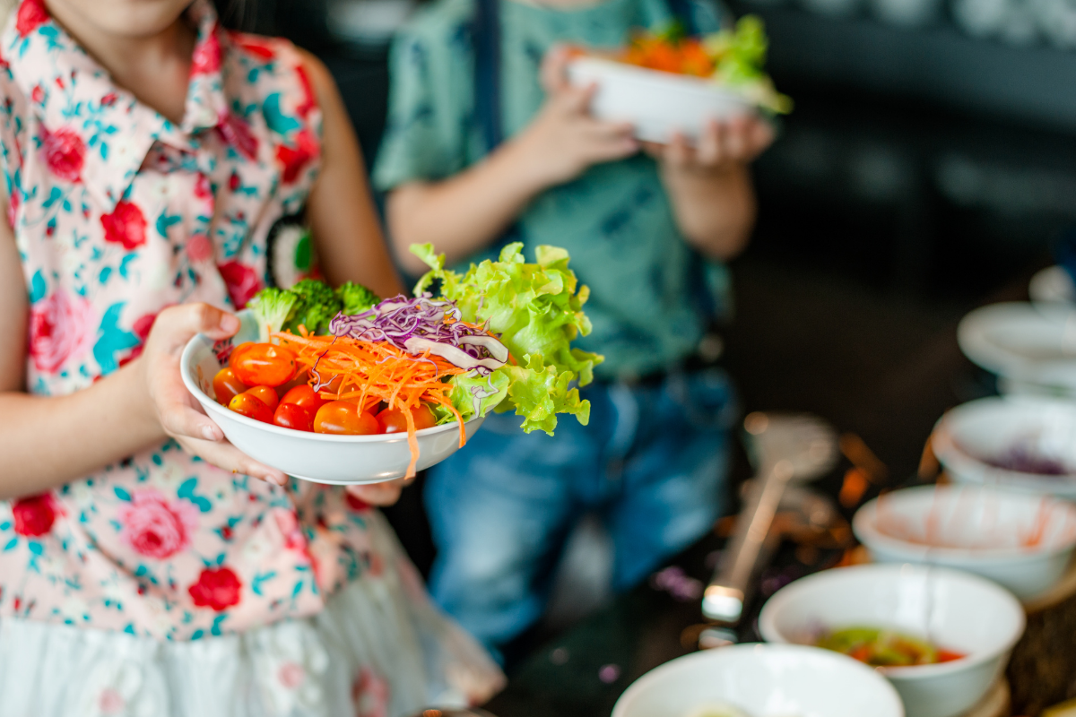 Superfood Rezepte für Kinder: Schüssel mit frischem Gemüse