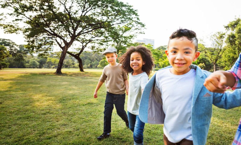 Corona-Aufholprogramm: Kinder spielen im Park