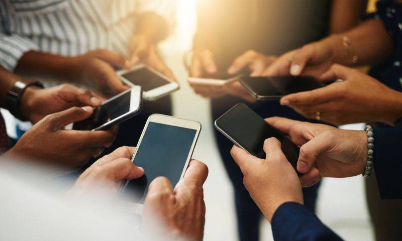 Digitaltag: Menschen stehen im Kreis und halten Smartphones in den Händen