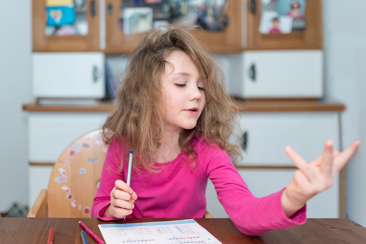 Gedächtnistraining für Kinder: Mädchen lernt gerade auswendig