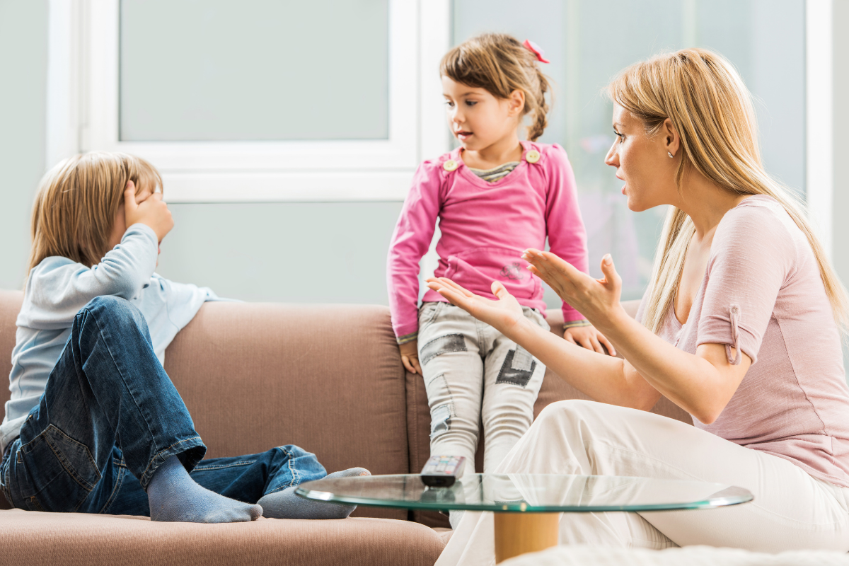 Geschwisterrivalität: Mutter und Kinder diskutieren