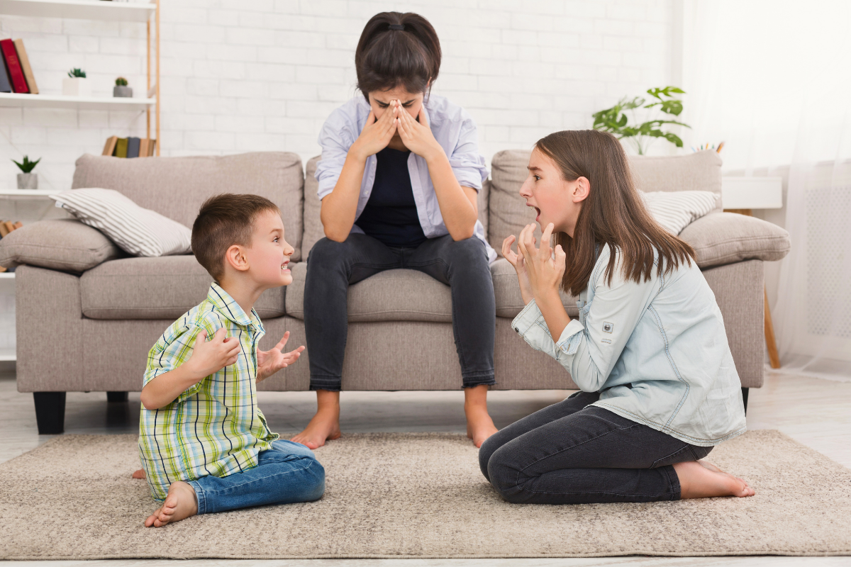 Geschwisterrivalität: Streit zwischen kleinem Bruder und großer Schwester