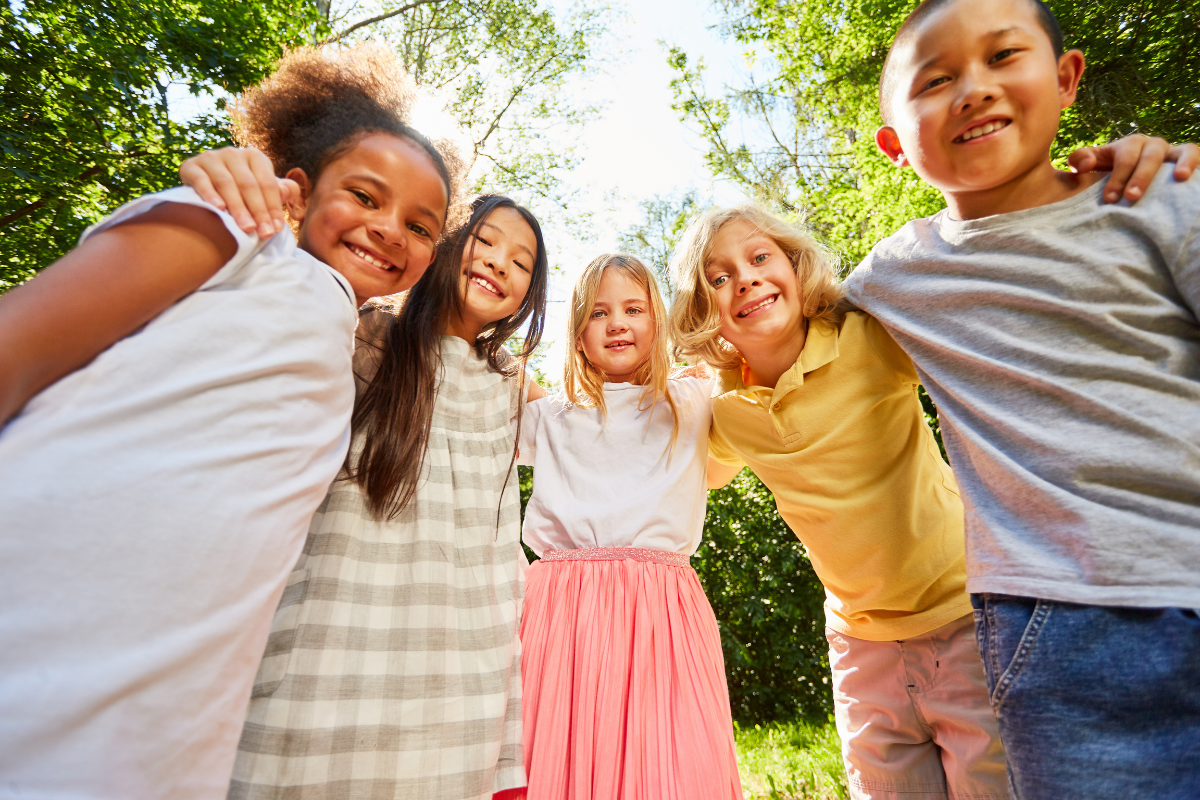 Kind hat keine Freunde: Schulfreunde stehen im Halbkreis