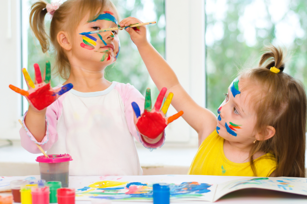 Kindergeburtstag-Ideen: Mädchen malen zusammen Wasserfarben