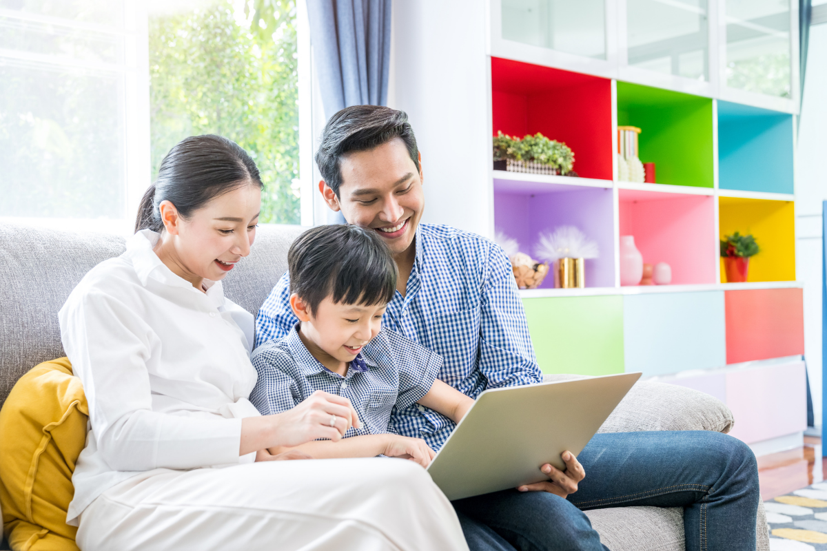 Kinderseiten: Familie schaut sich Kinderseiten im Netz an