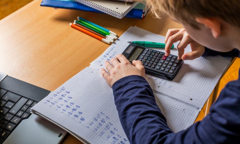 Kinderverantwortung bei Kinder fördern: Junge übt Mathe