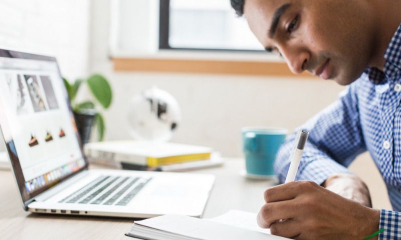 Konzentriertes Lernen_Schüler lernt konzentriert im Homeschooling