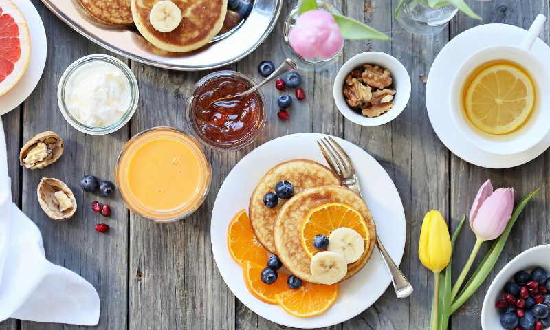 Muttertag Geschenkideen: Frühstückstisch mit Pfannkuchen