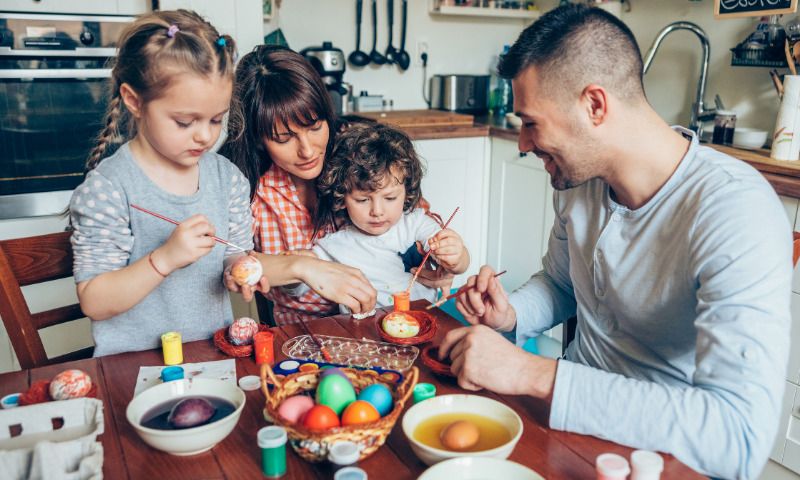 Osterfest Ideen: Familie bemalt zusammen Ostereier