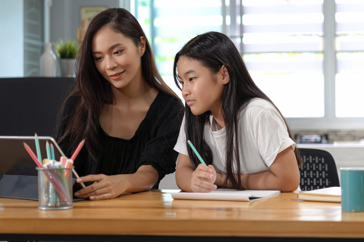 Recht auf Bildung: Mutter und Tochter üben online mit Easy-Tutor