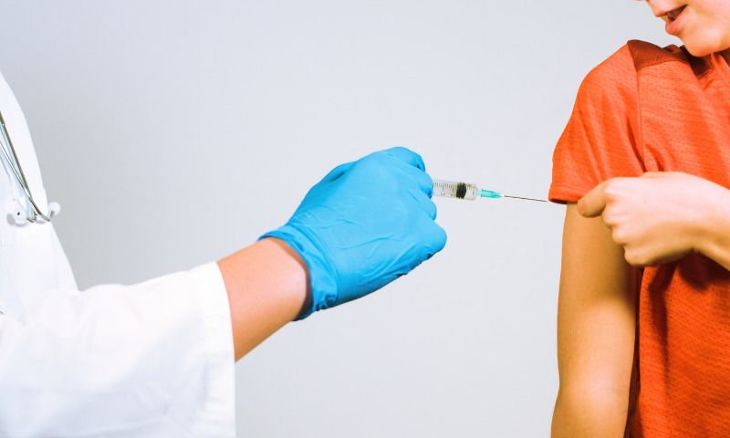 Schüler impfen: Kind wird von Arzt geimpft