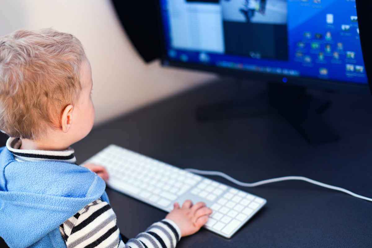 Sichere Suchmaschinen für Kinder: Kind sitzt allein am Computer