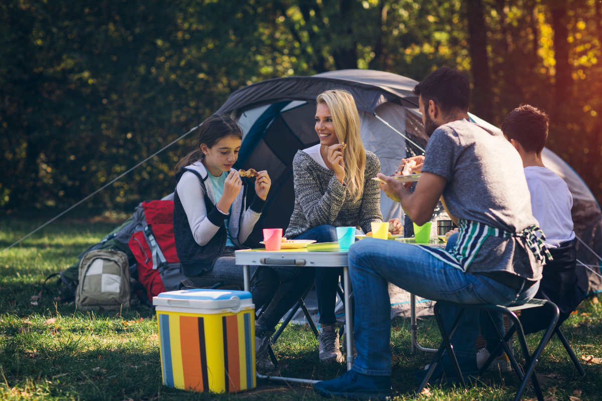 Sommerferien Urlaub: Familie glücklich beim Campen