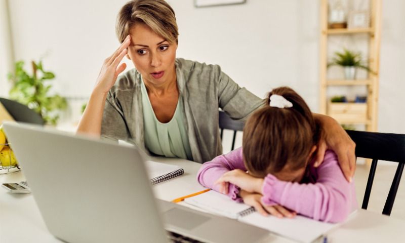 Umgang mit schlechten Noten_Mutter ist von den schlechten Noten der Tochter genervt