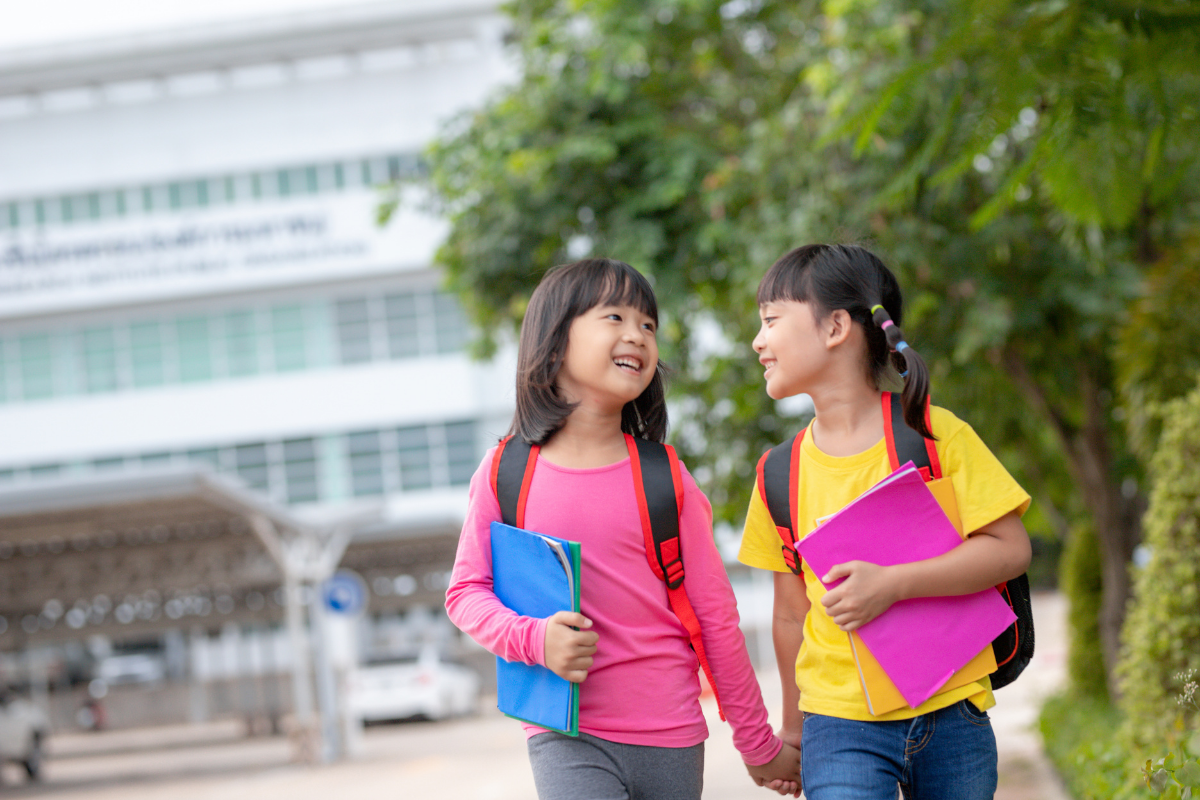 Zwillinge in einer Schule: Zwillings-Mädchen kommen aus der Schule