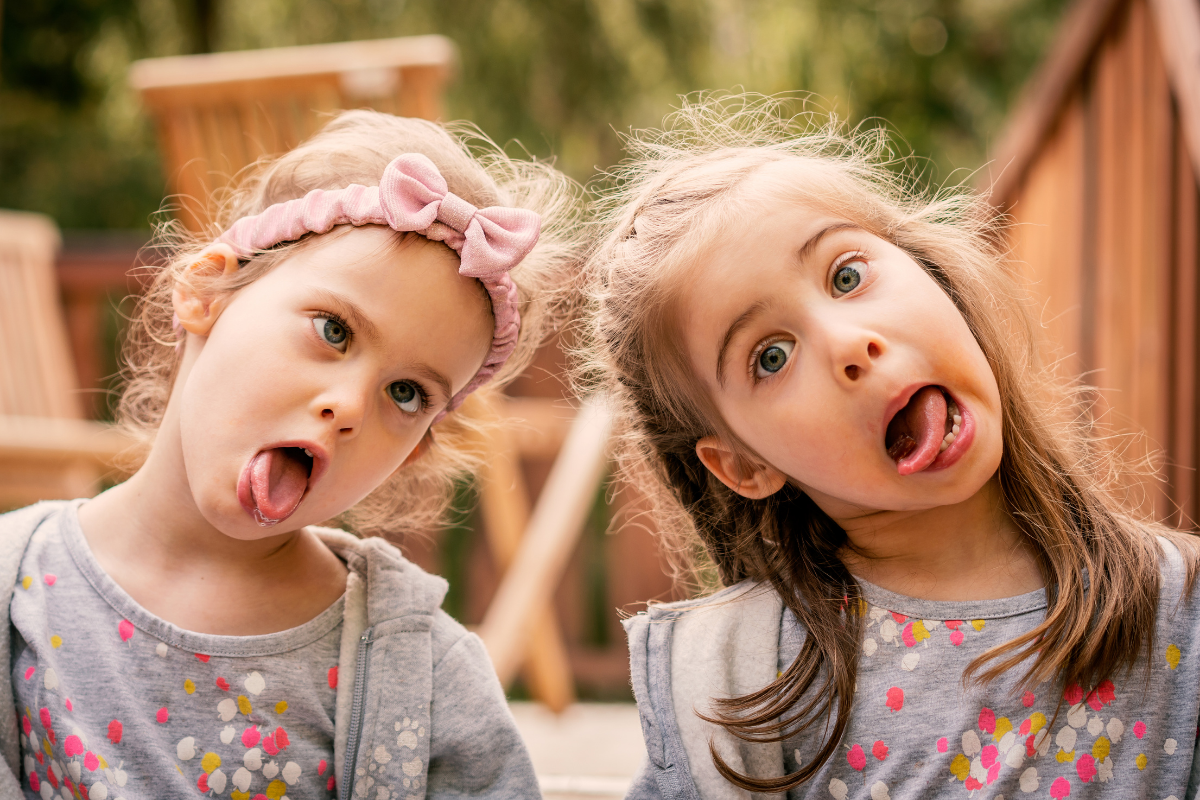 Маленькие подружки. Красивые подружки. Подружки хохотушки. Девочка катается на качелях. Где девочки прикольные фото две девочки прико.