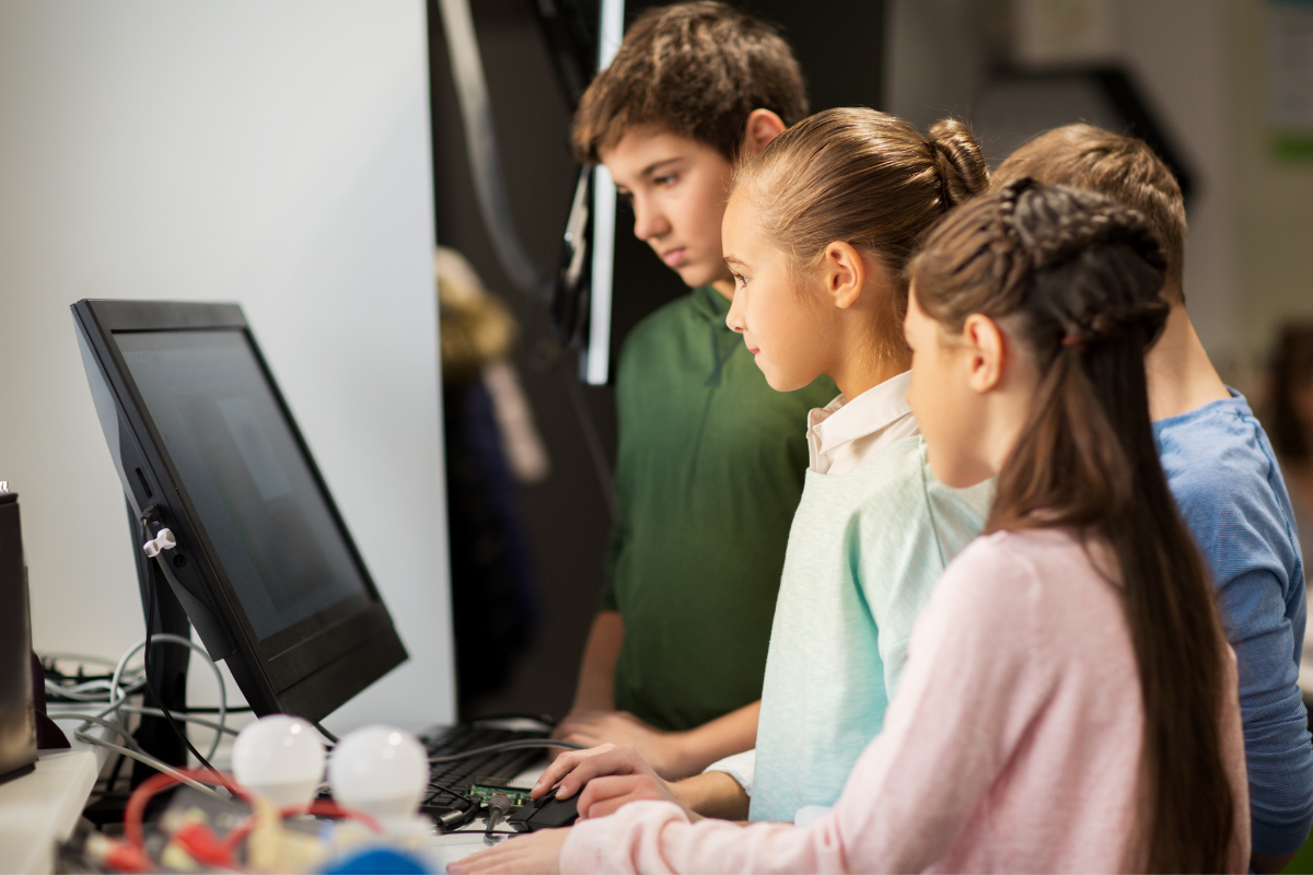 Digitalisierung an Schulen: Schueler schauen zusammen in einen Computer