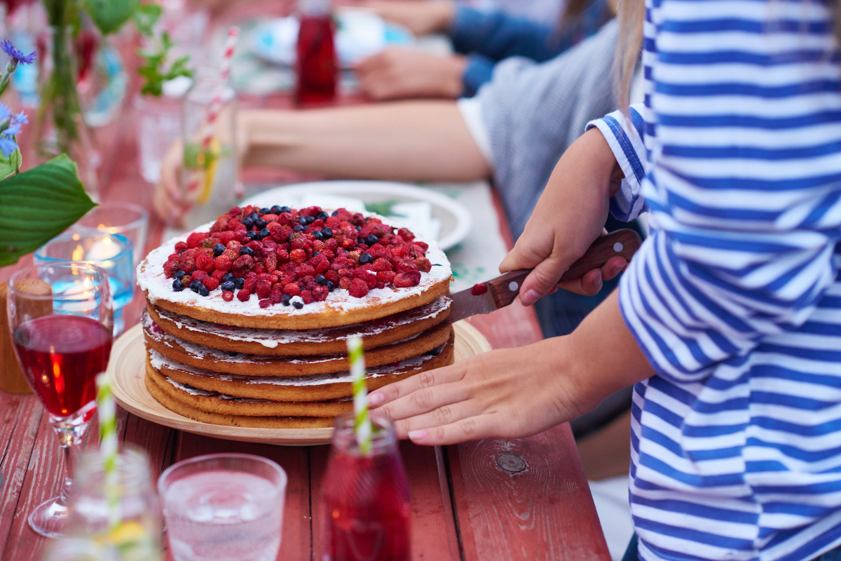 Einschlungsfeier: Mutter schneidet Torte an