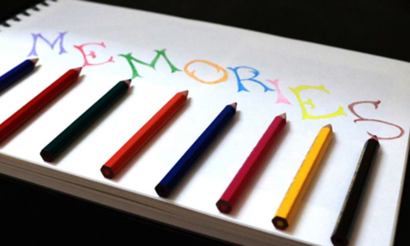 Gedächtnistraining für Kinder: Buntstifte schreiben das Wort Memories