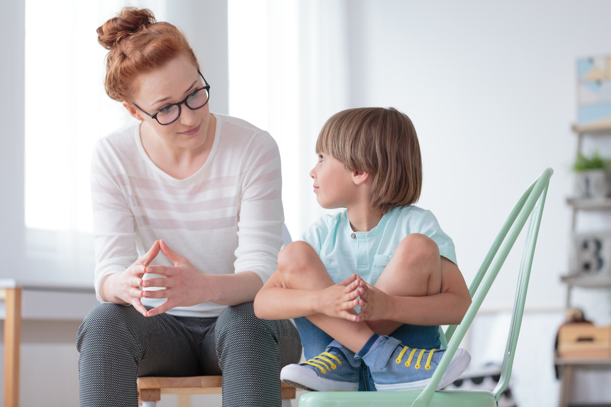 Hilfe bei Mobbing: Mutter und Sohn unterhalten sich