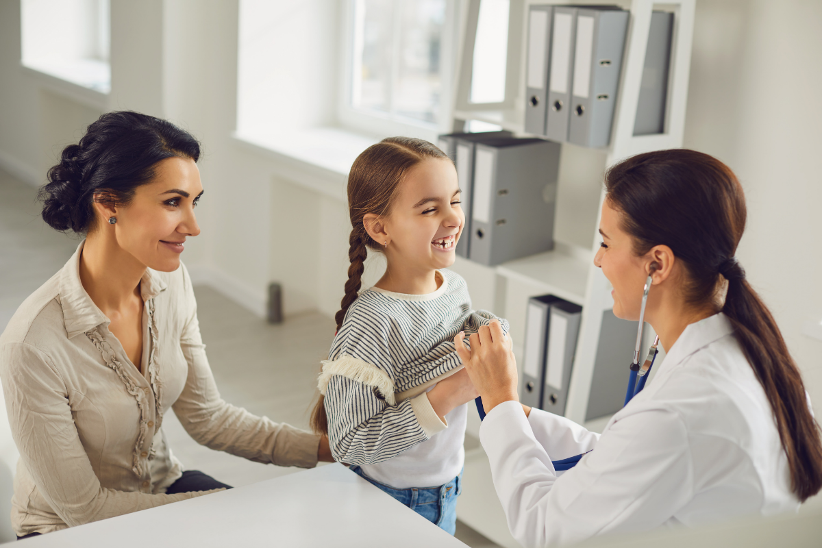 Kann-Kind: Mutter und Kind bei Kinderärztin