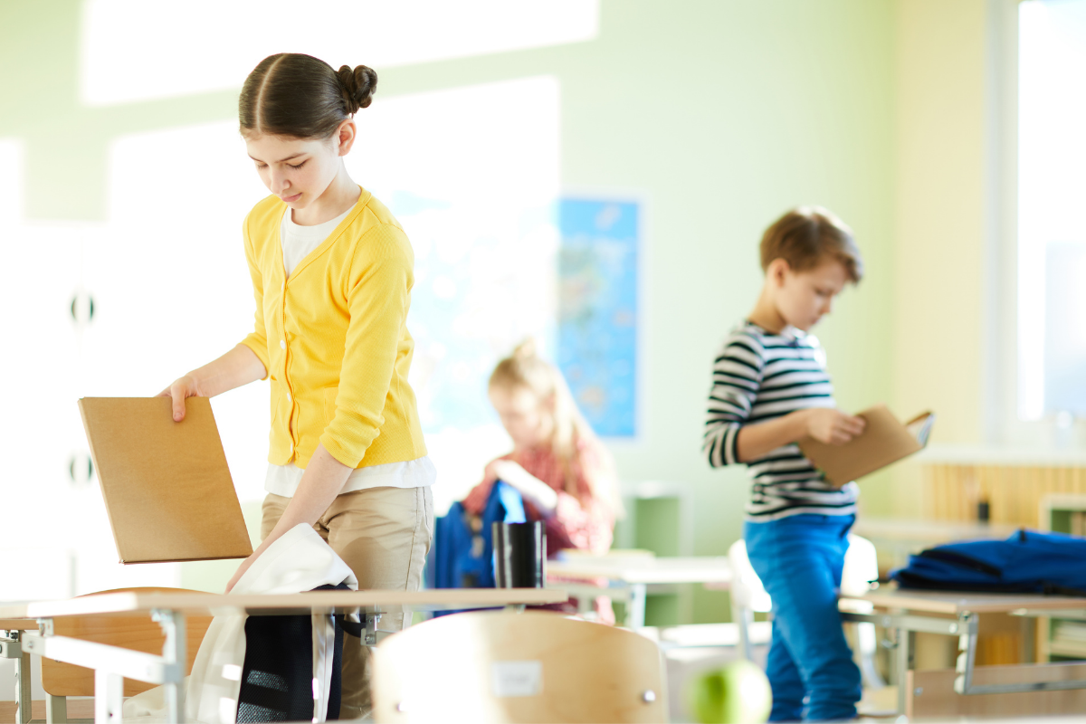 Kinder-Schulranzen: Kinder im Klassenzimmer