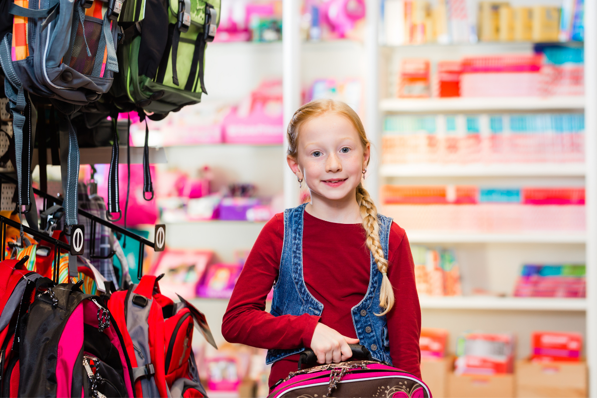 Kinder-Schulranzen: Mädchen im Geschäft mit Schulranzen