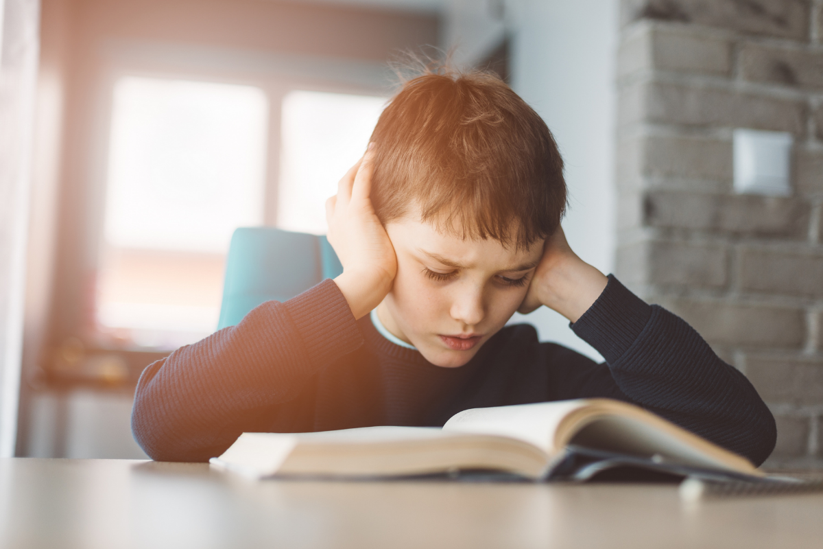 Kinder zum Lesen motivieren_Junge hat keine Lust zu lesen