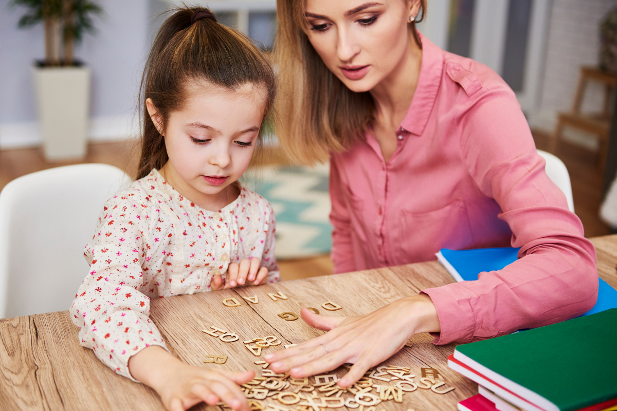 Lerntipps: Mutter und Kind legen Buchstaben