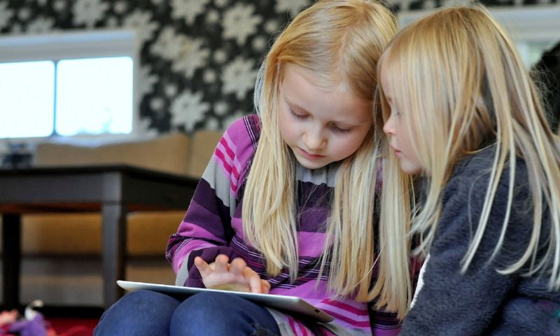 Medienkompetenz: zwei Maedchen schauen auf ein Tablet