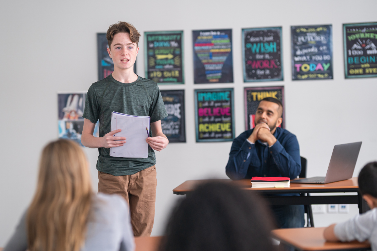 Referat halten_Schüler hält ein Referat vor der Schulklasse