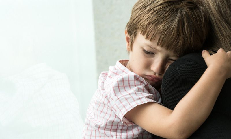 Schulangst: Junge umarmt traurig seine Mutter