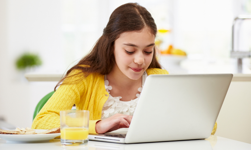 Schuljahr wiederholen: Mädchen lernt online