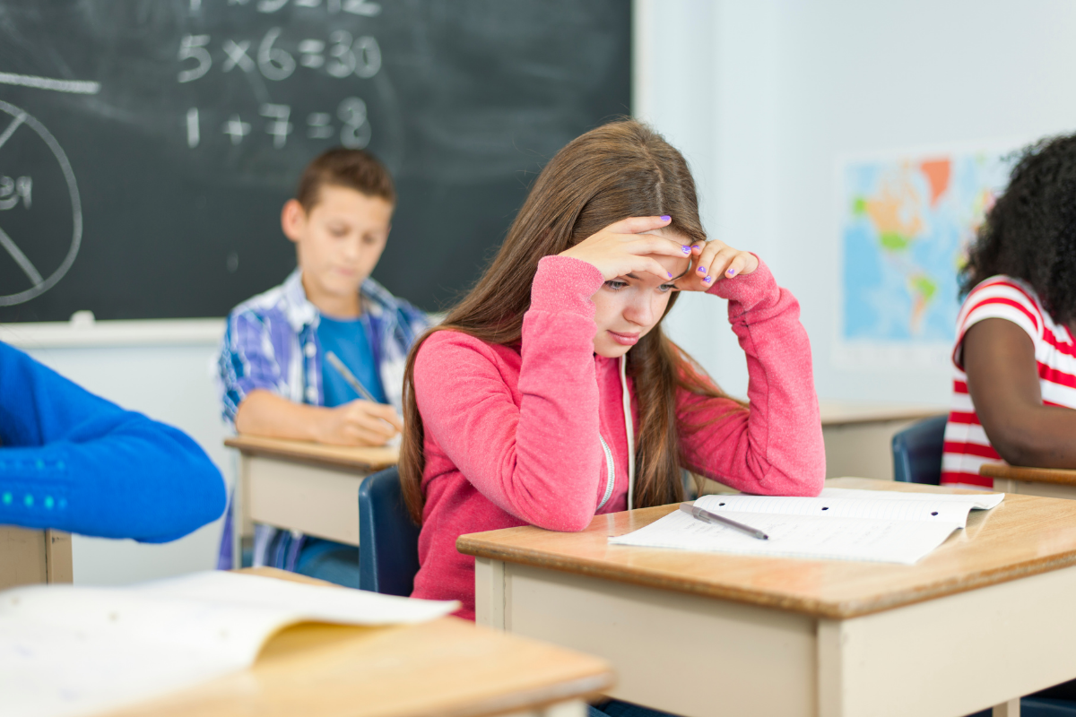 Tipps bei Schulstress: Maedchen ueberfordert im Unterricht