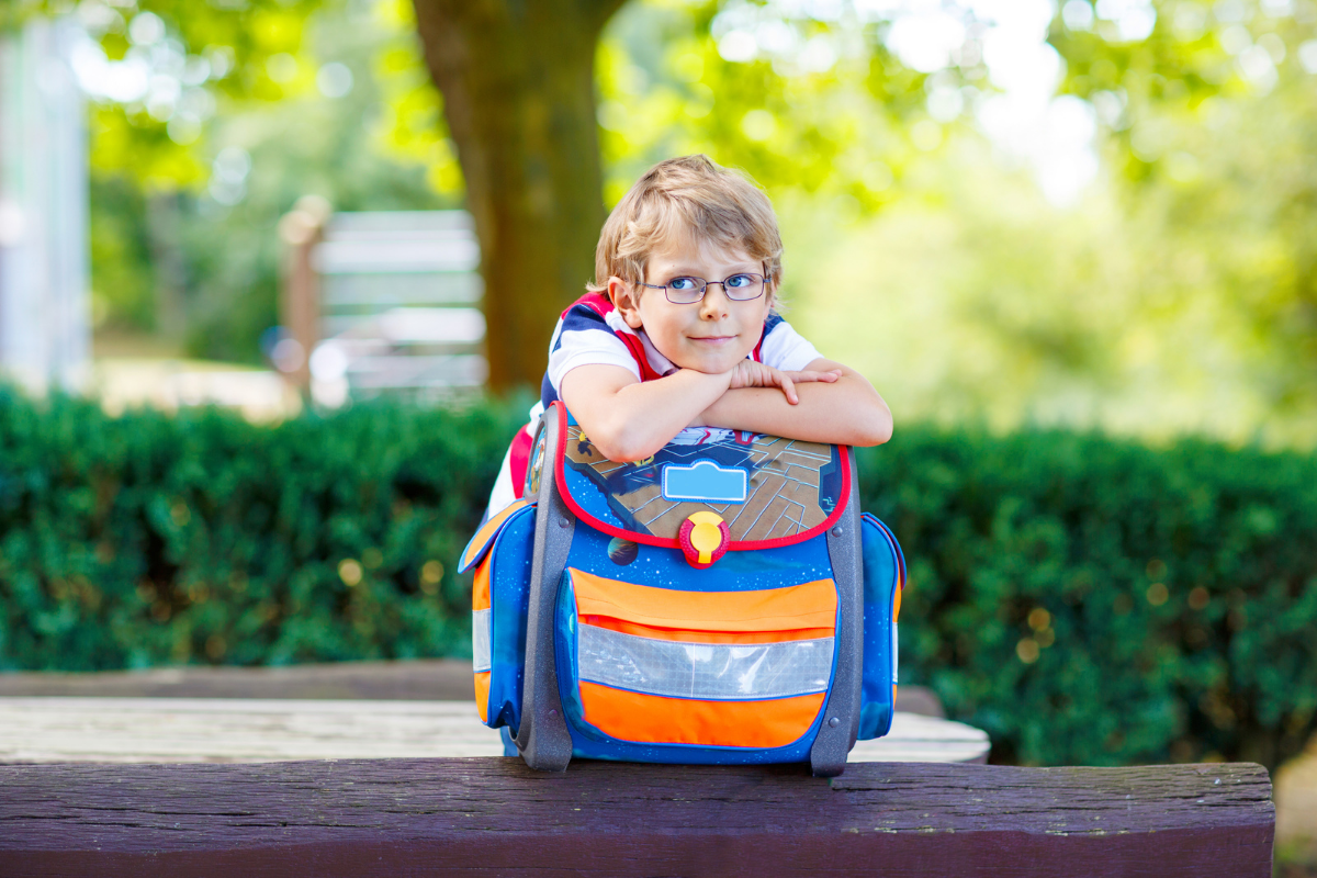 Tipps zur Einschulung: Junge mit Schulranzen