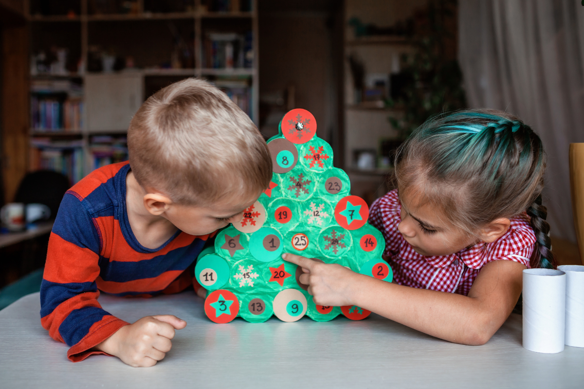 Adventskalender für Kinder_Zwei Kinder öffnen einen Adventskalender