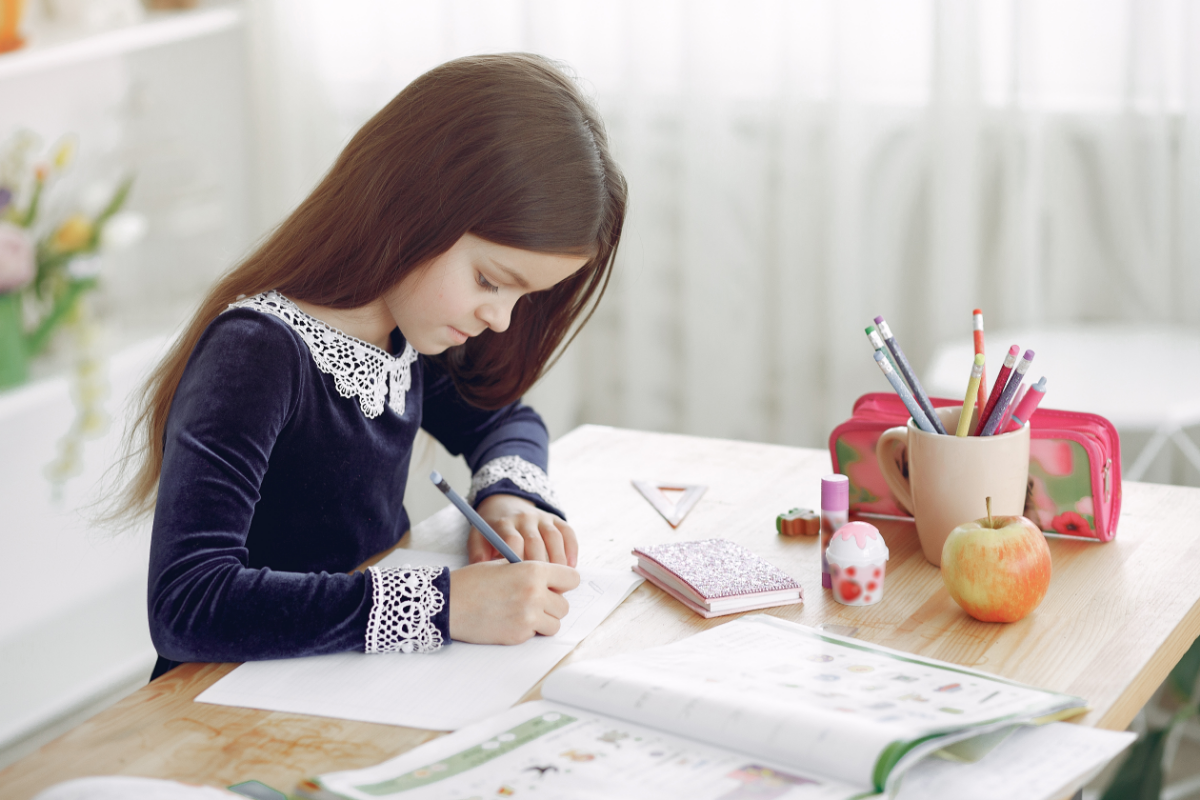 Schulverweis Grundschule_Maedchen macht Hausaufgaben