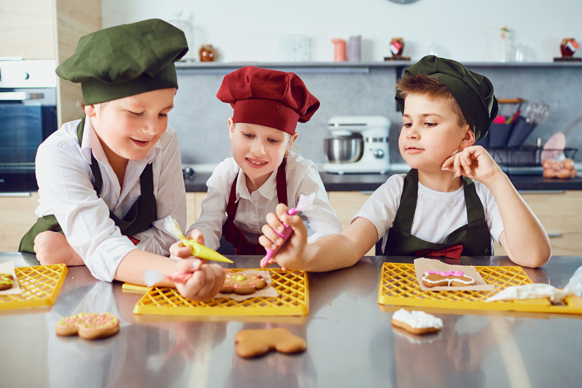 Backen mit Kindern: drei Jungs verzieren Plaetzchen