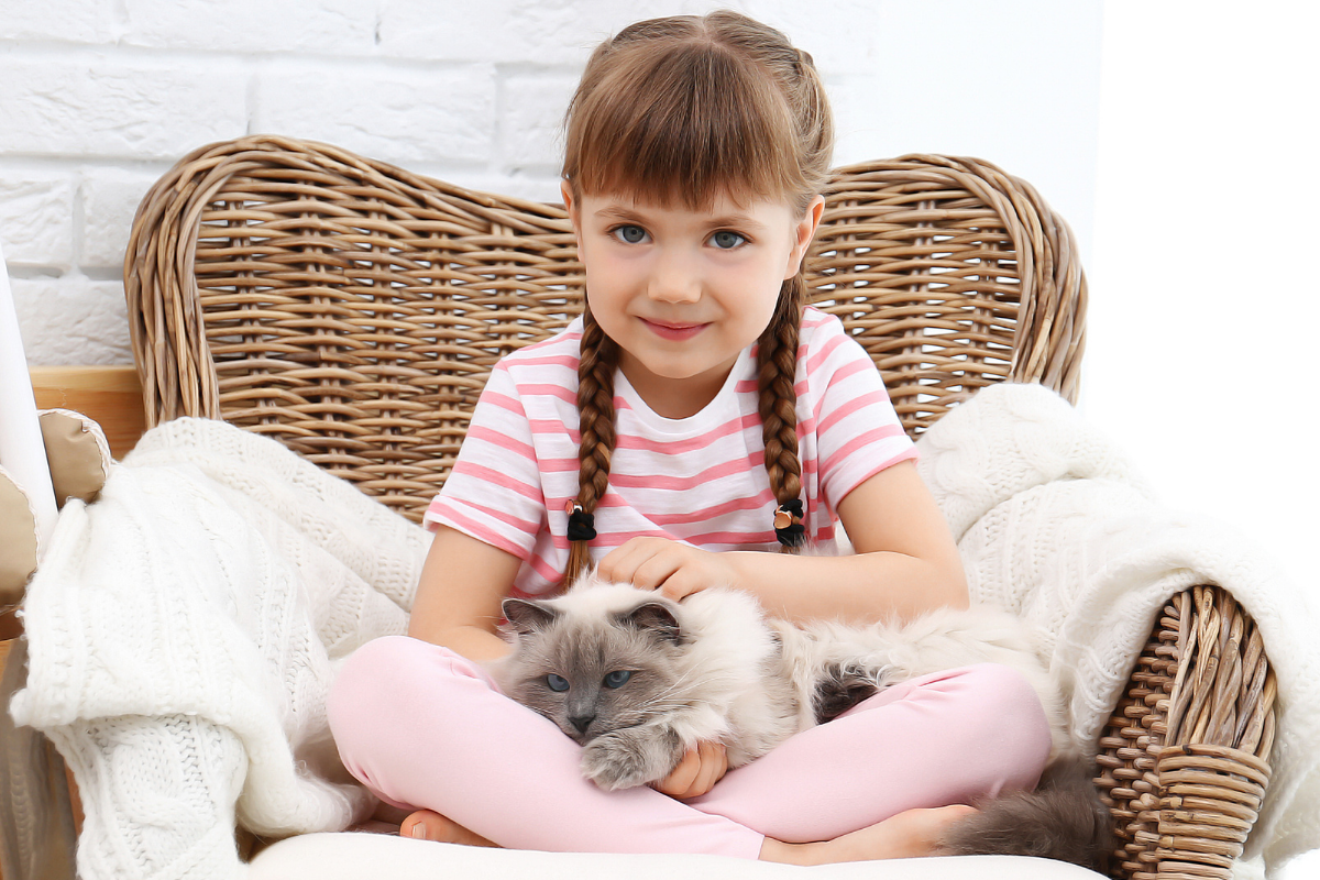 Haustiere für Kinder_Kind streichelt Katze