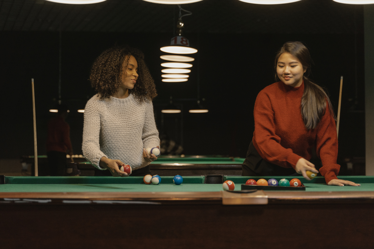 Mottoparty für Kinder_Zwei Mädchen spielen Billiard
