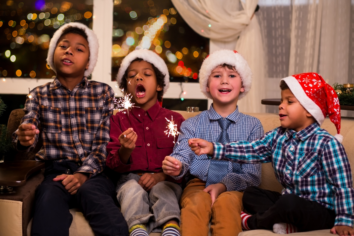 Weihnachtstraditionen für Kinder_Kinder singen Weihnachtslieder