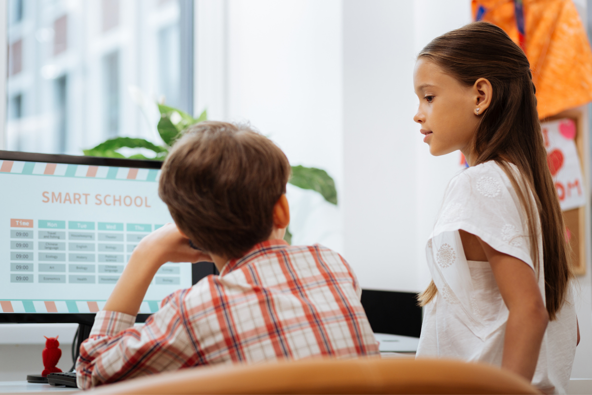 Zeitplan erstellen_Zwei Schüler sitzen vor PC und betrachten Zeitplan