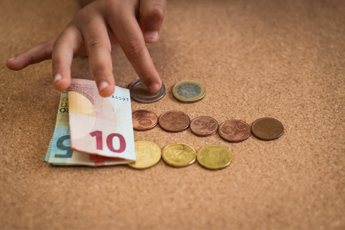 Inflation, Kinderhand, Euromünzen und Euroscheine