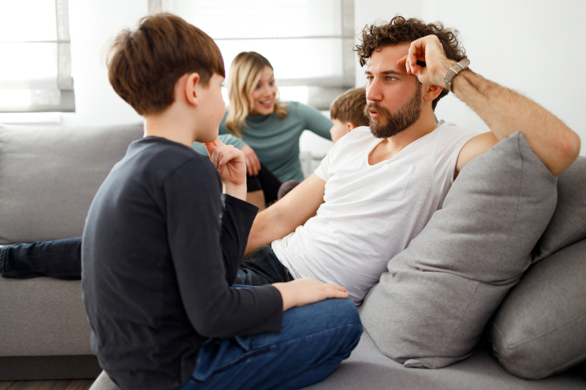 Kommunikation mit Kindern_Familie auf Sofa