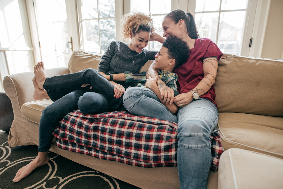 Kommunikation mit Kindern_Mamis mit Kind auf couch