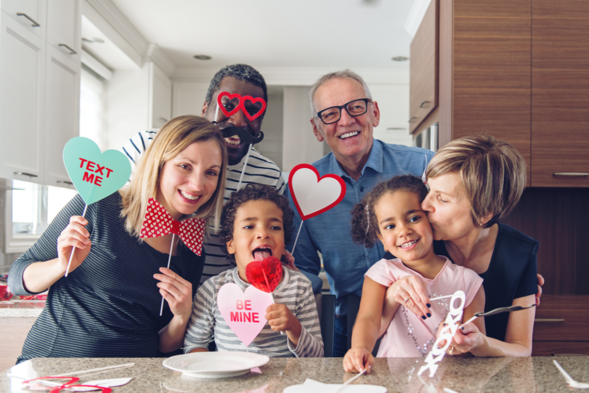 Valentinstag-Geschenk für Kinder_Familie feiert den Valentinstag