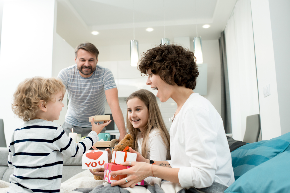 Valentinstag-Geschenk für Kinder_Familie tauscht Valentinstag-Geschenke aus