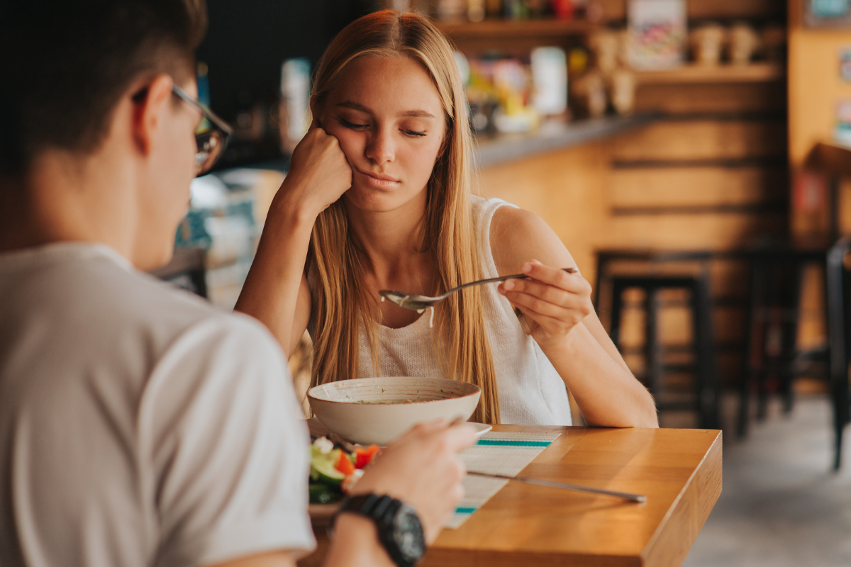 Essstörungen_Mädchen sitzt an Esstisch und will nicht essen