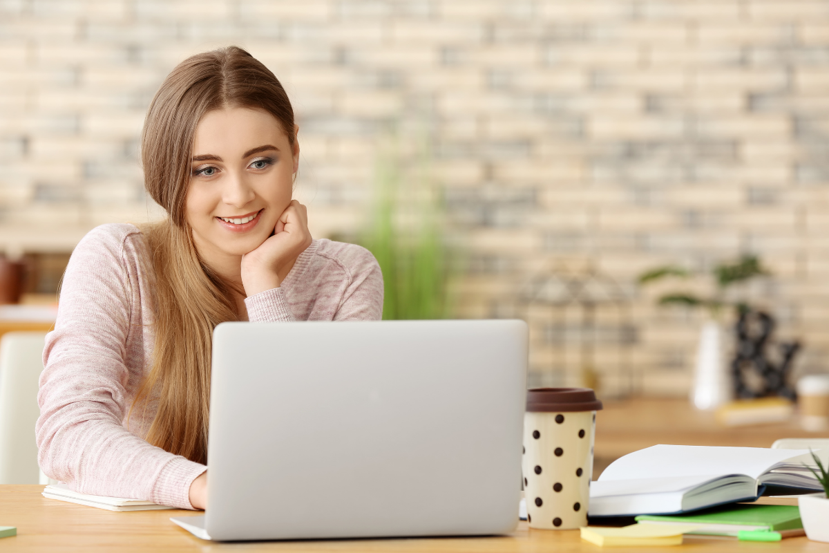 Gymnasium oder Realschule, Mädchen schaut auf Laptop