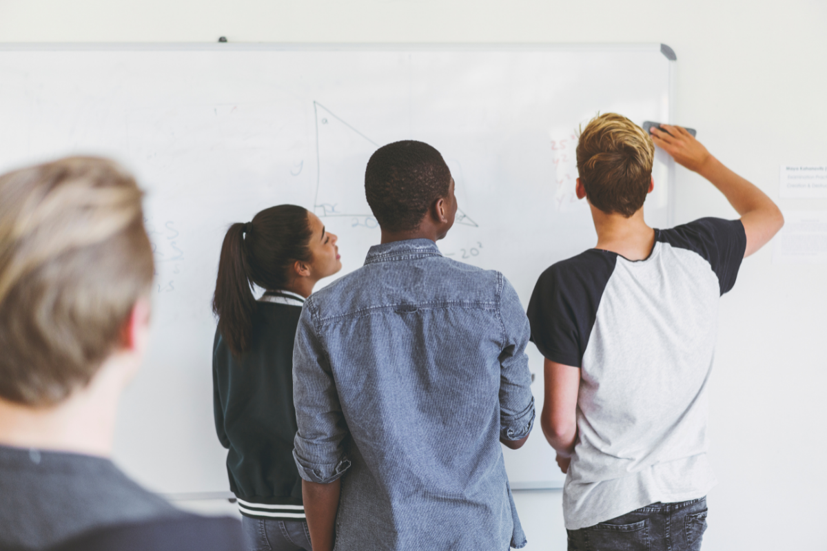 Gymnasium oder Realschule, Schüler schreiben etwas an die Tafel